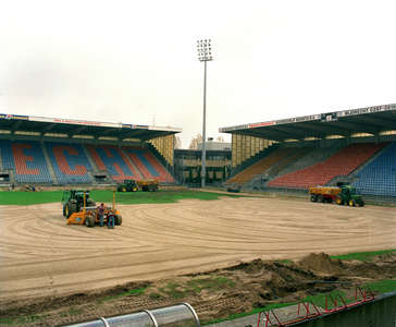 840268 Afbeelding van de werkzaamheden in Stadion Nieuw Galgenwaard (Herculesplein) te Utrecht, ter voorbereiding van ...